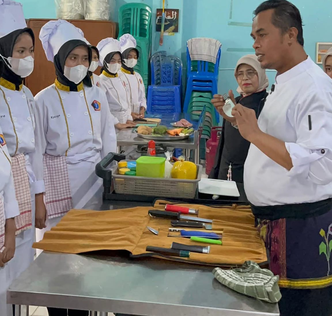 MasterChef Lord Adi saat berikan pelatihan pada siswa di dapur SMK N.1 Padang Panjang.
